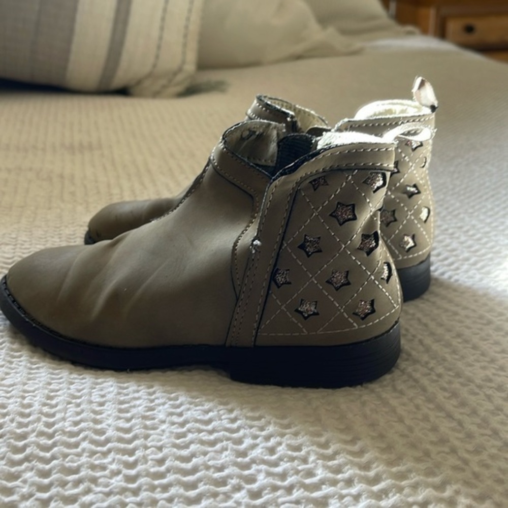 Girls Gray with Star detail OshKosh B’gosh Booties size youth 12